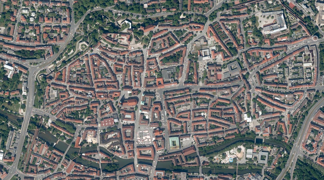 Digitales Orthophoto von Nürnberg aus dem Jahr 2023. Die Basteien an der Burg (im Norden) wurden zwischen 1538 und 45 erbaut.